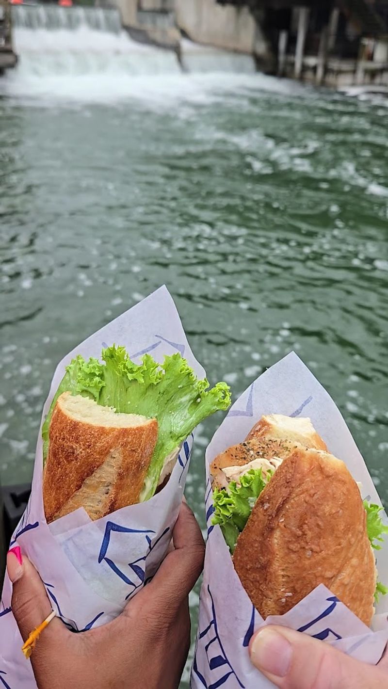 Village Cheese Shanty, Leland