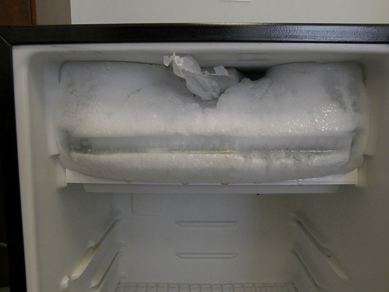 Manually defrosting the freezer