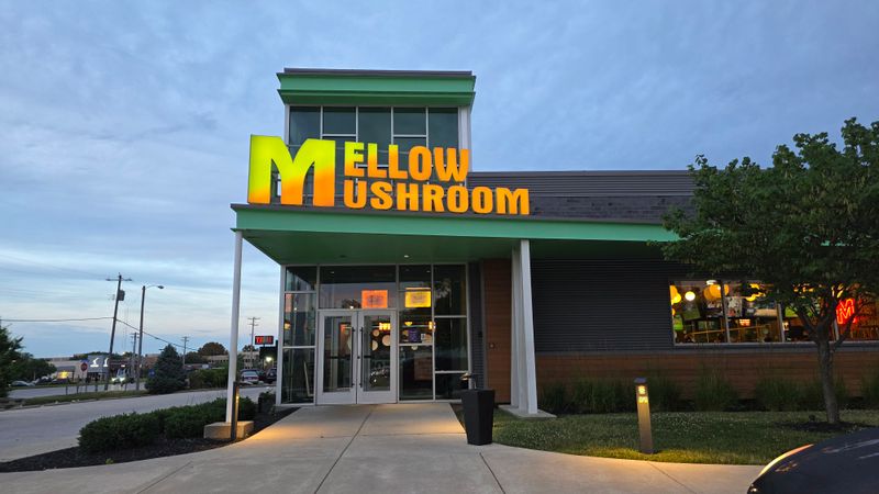 Mellow Mushroom (Thick Pan Pies) - St. Louis