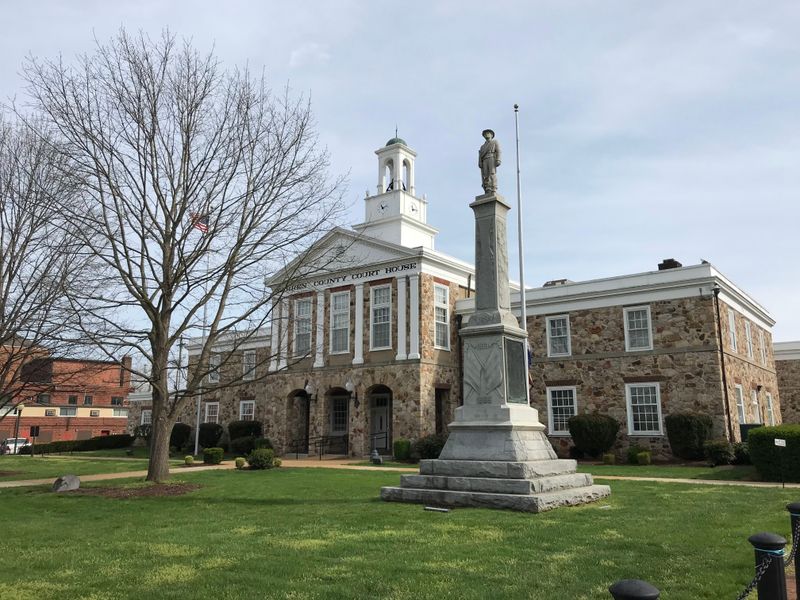 Historic Threads: Courthouse Square And Civil War Echoes