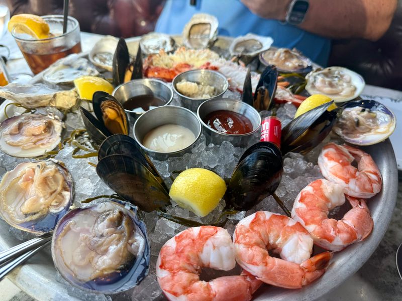 Loch Bar: Oysters and Elegance at the Four Seasons