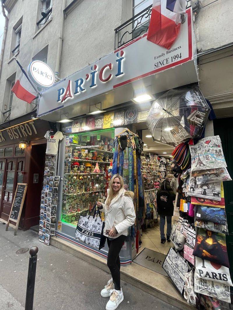 Overpriced Cafés and Souvenir Zones in Paris Center