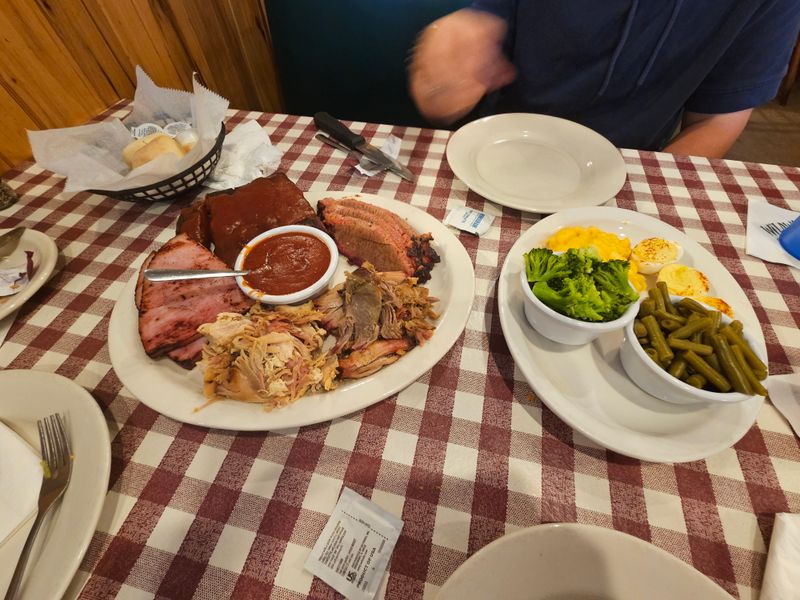 Wildwood Smokehouse (Roanoke) - Hickory-smoked, hand-pulled comfort