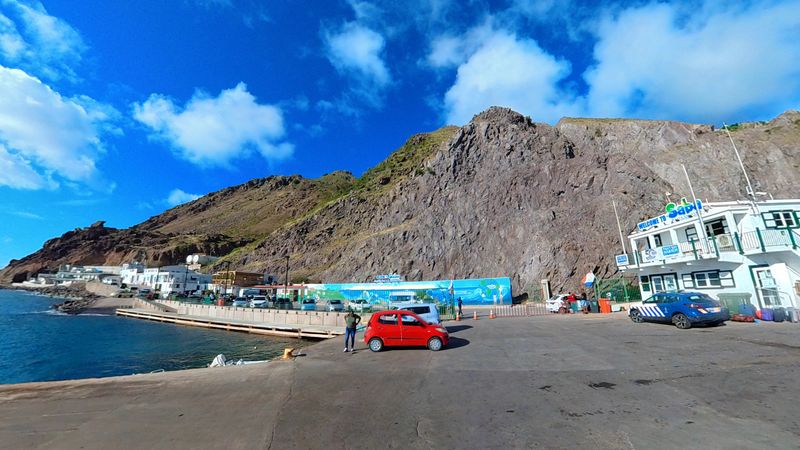 Fort Bay Harbor: Boats, Breezes, And Fry Baskets