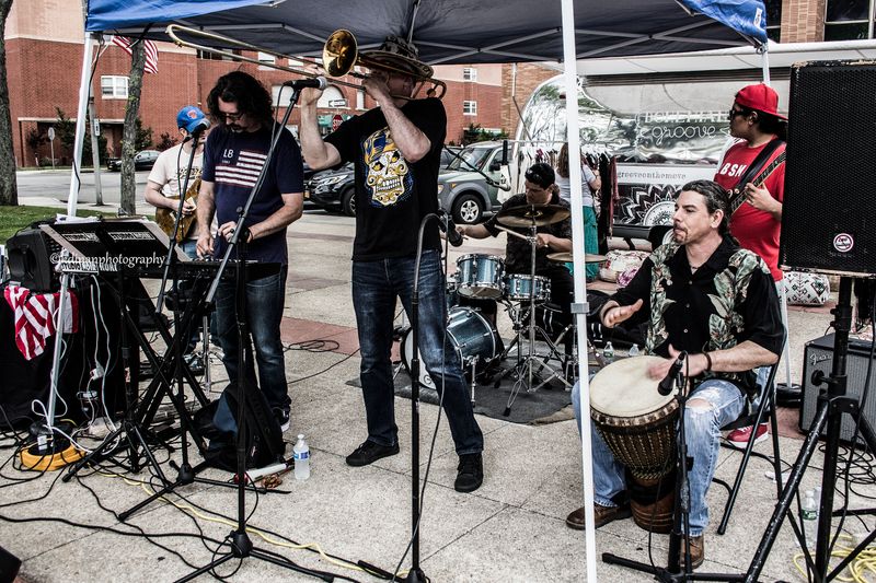 A Beach Concert Night That Feels Like a Movie Scene