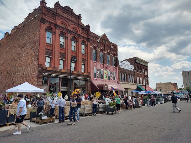Sunday at the Market: A Different Vibe