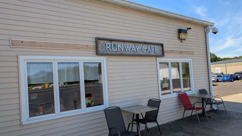Runway Cafe (Lumberton)