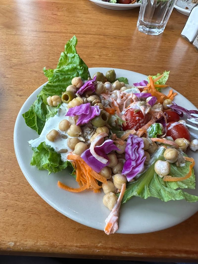 The Salad Bar That Regulars Take Seriously