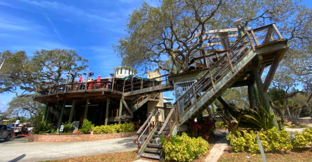 This Giant Treehouse Restaurant in Florida Looks Straight Out of a Fairytale