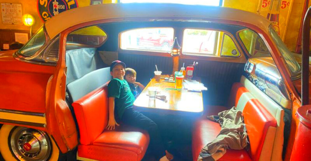 This Michigan Restaurant Lets You Eat Inside a Vintage ’50s Car – And It’s Pure Nostalgia