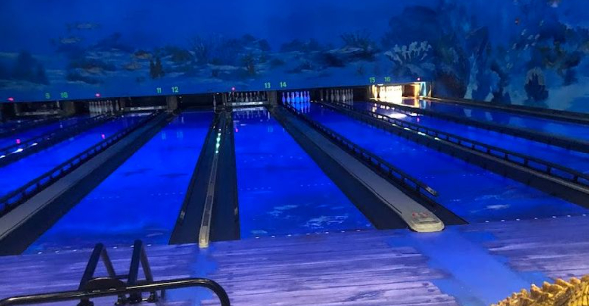 This Ocean-Themed Restaurant And Bowling Alley In Florida Is Unlike Anything Else