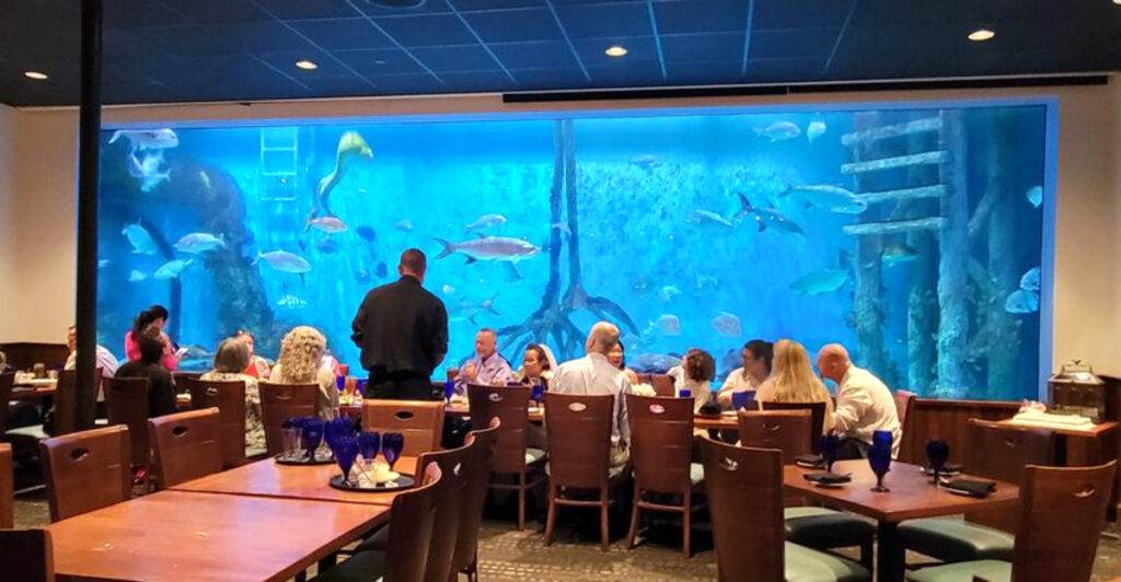 This One-Of-A-Kind Florida Restaurant Lets You Dine Beside An Aquarium