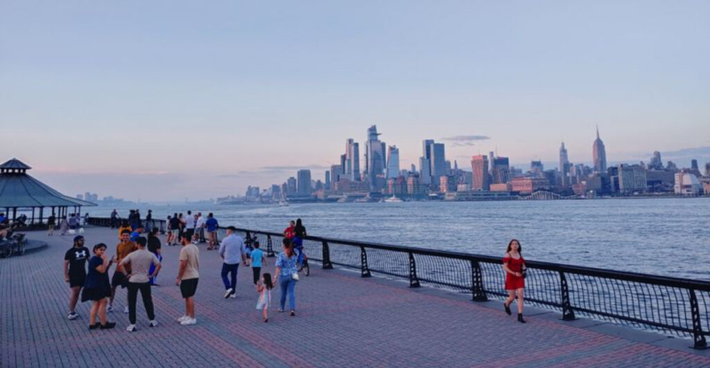 This Scenic New Jersey Trail Pairs Breezy Waterfront Beauty With a Picture-Perfect Skyline