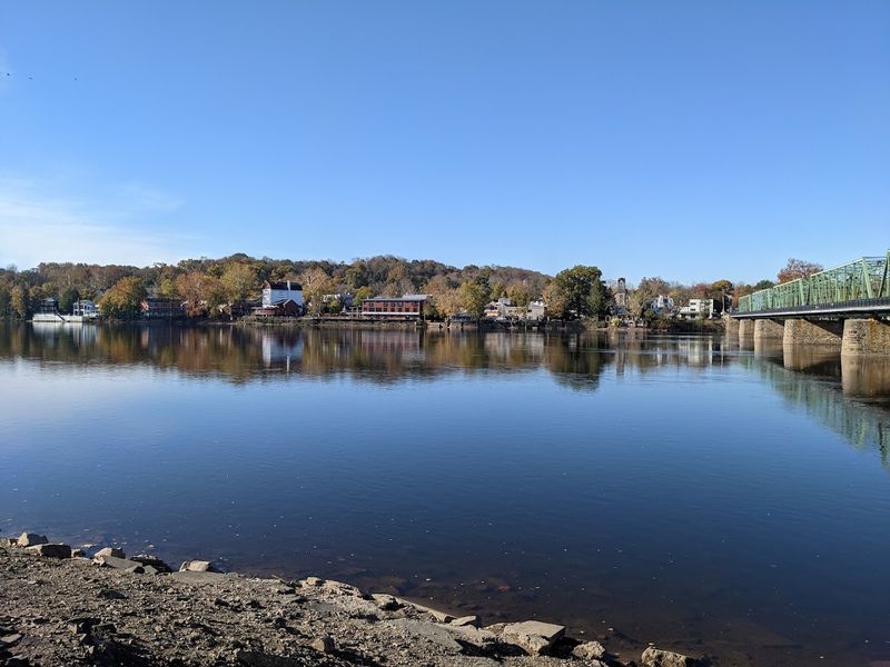 Where Exactly This Canal Town Sits