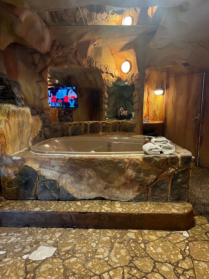 Natural Cave Turns Your Night Into a Movie Set