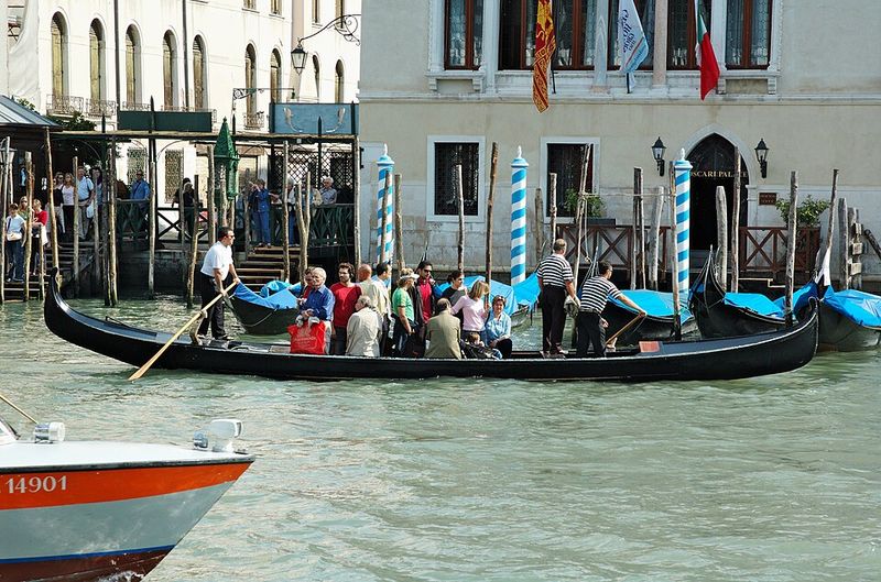 Take the traghetto - Venice's 2-minute gondola
