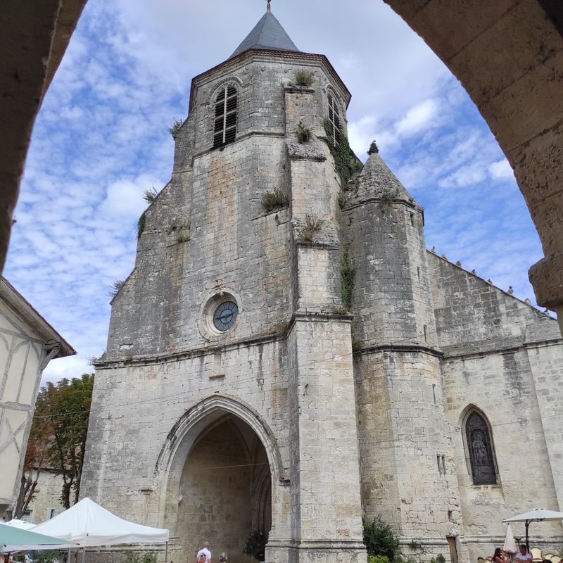 Issigeac — Dordogne's Circular Medieval Village
