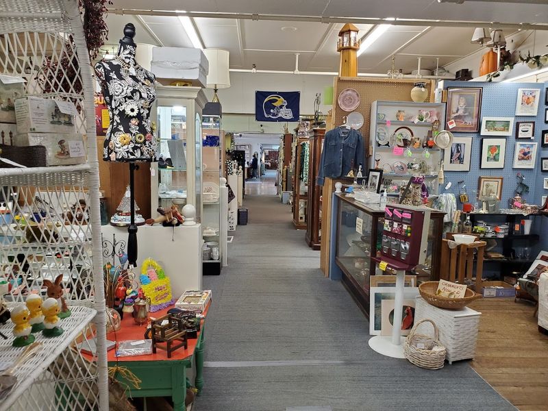 How the Market Is Organized: Booths, Dealers, and Smart Separation