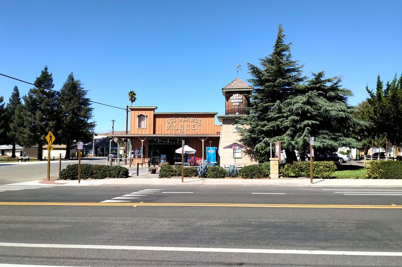 Saturday Market Rhythms and Real Produce