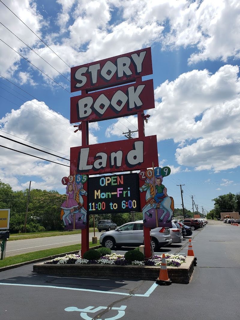 Practical Details: Lockers, Accessibility, and Parking