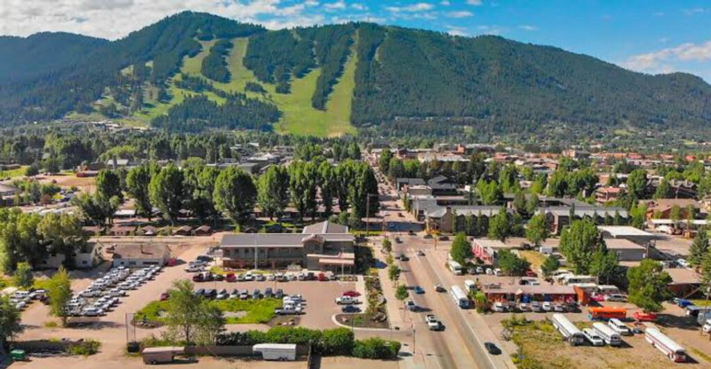 15 Scenic Mountain Towns in the U.S. Ideal for Active Retirement