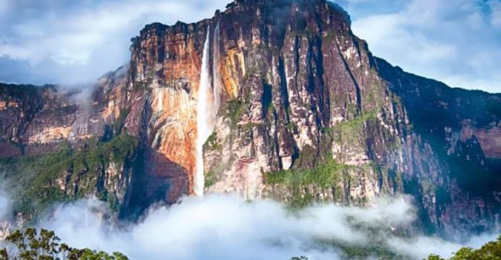 8 Most Powerful and Largest Waterfalls on the Planet