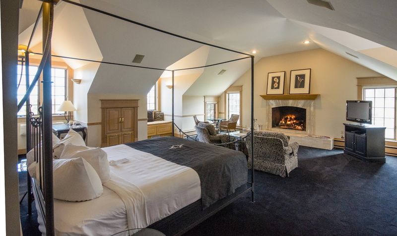 Rooms That Feel Curated, Not Cookie-Cutter