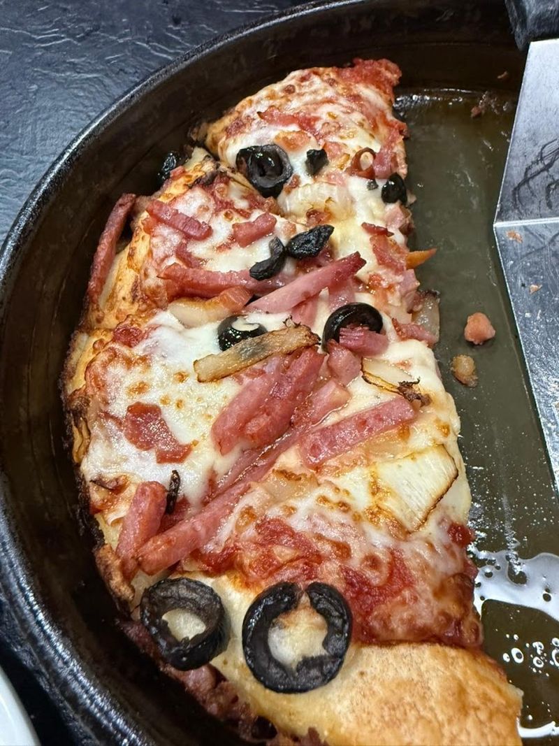 Late-Night Crowds and the Atmosphere After Dark