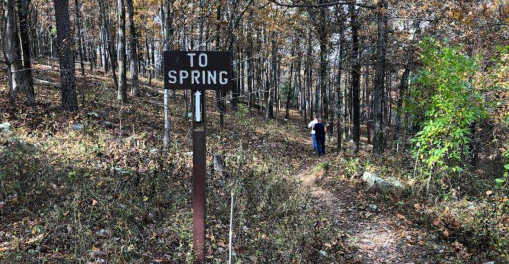 A Quiet Trail in Oklahoma Leads to a Hidden Spring