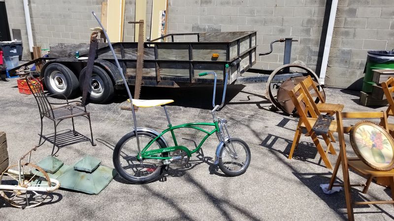 Food and Refreshments: Fueling a Full Day of Browsing