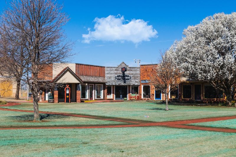 The Address, Setting, and First Impressions