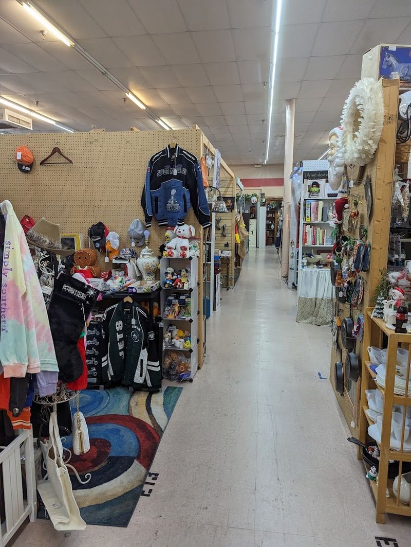 Vintage Clothing and Textiles That Fashion Lovers Adore