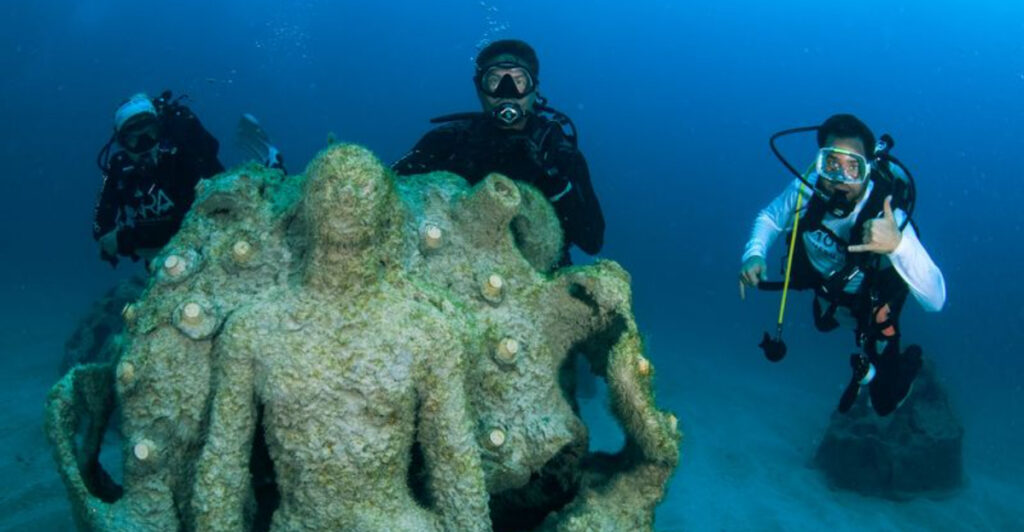 Beneath Florida’s Waters Lies an Underwater Art Gallery With Over 1,000 Mermaids