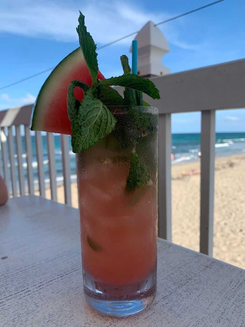 Mocktails, Fresh Drinks, and the Famous Pineapple Signature