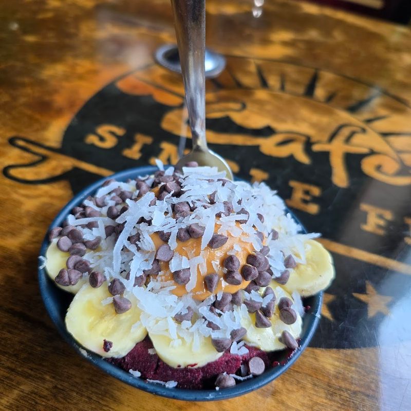 Acai Bowls and Fruit Bowls Done Right