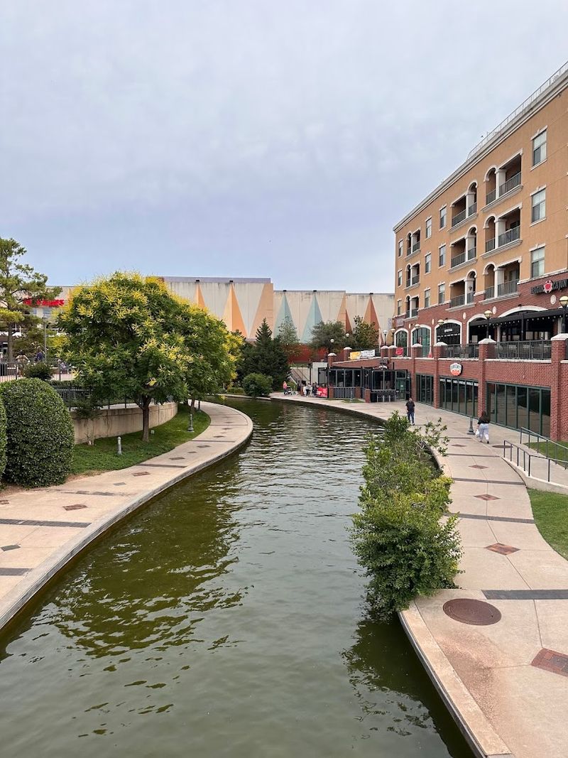 Restaurants and Dining Along the Water