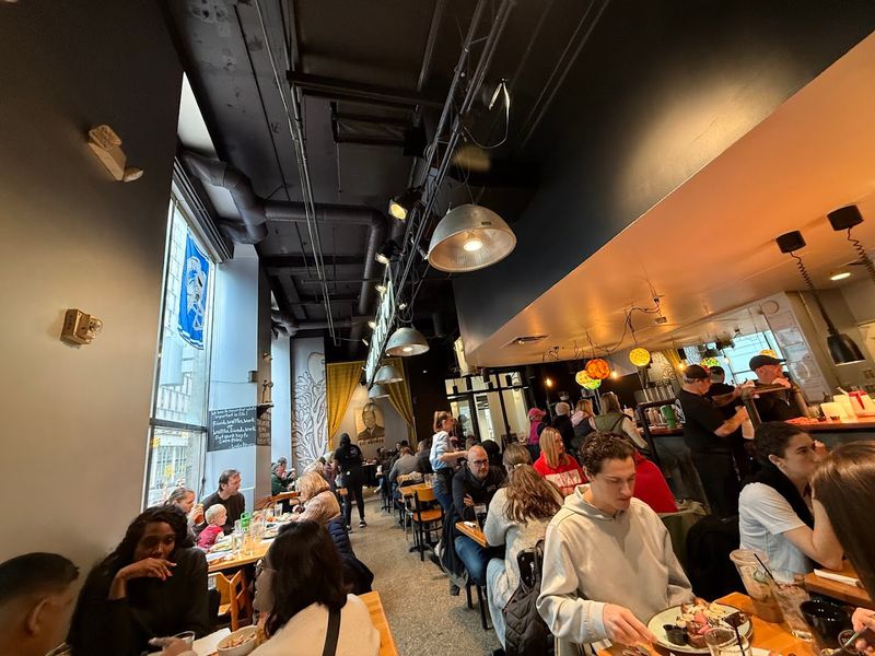 The Atmosphere Inside: Lively, Airy, and Full of Energy