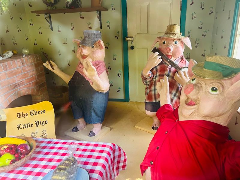 The Three Little Pigs Stage Reenactment and Interactive Moments