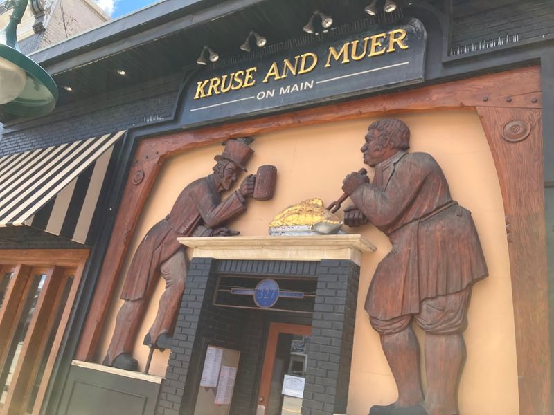 That famous warm bread earns the hype