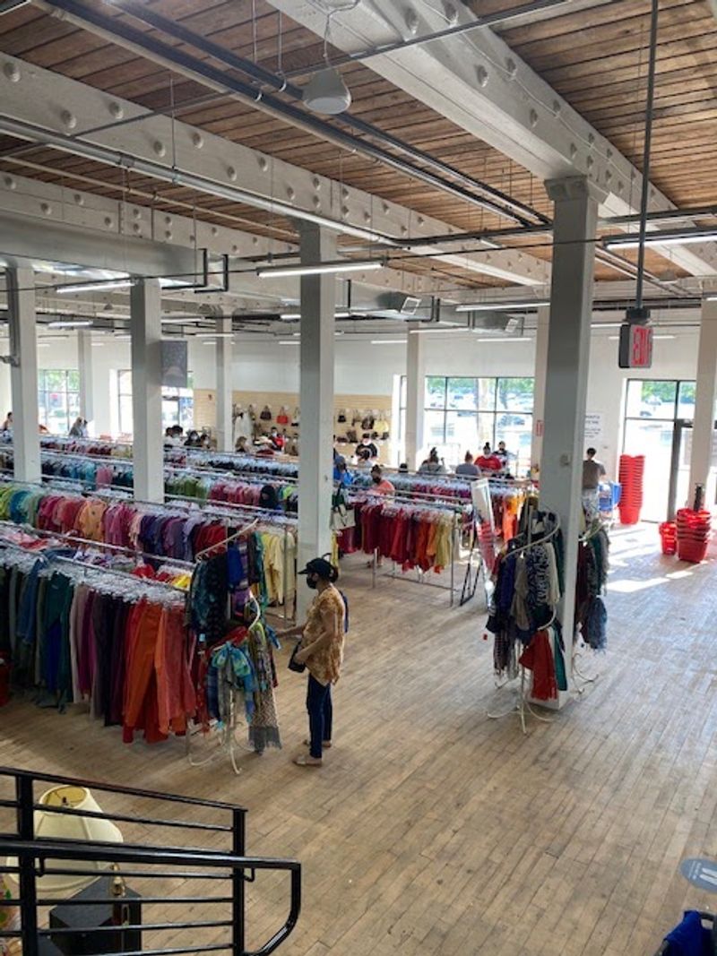 Weekend Crowds vs. Weekday Shopping: Timing Your Visit