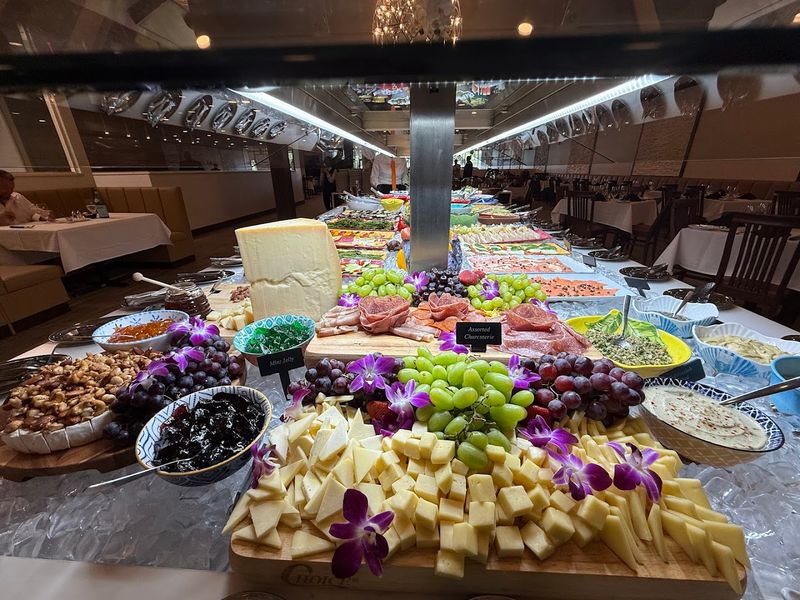The Gourmet Salad Bar That Surprises Everyone