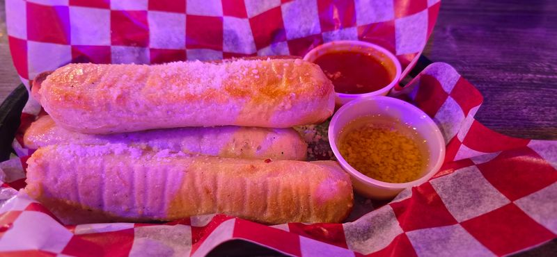 The Garlic Breadsticks and Starter Plates Worth Ordering