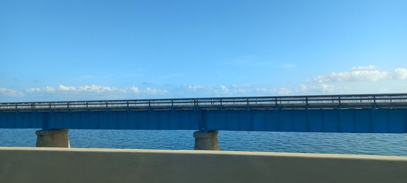 The Colors of the Water: What Makes This Drive So Visually Stunning