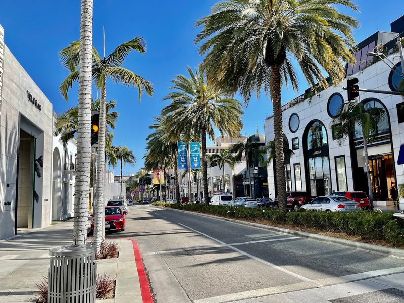 Rodeo Drive (Beverly Hills, California) - Luxury Shopping