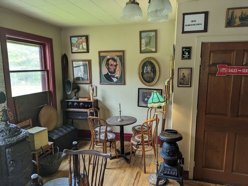 New York-Style Pizza and Deli Sandwiches in a 19th-Century Setting