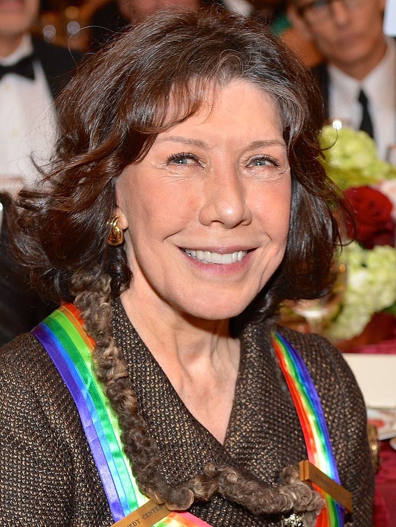 Lily Tomlin: The Comedy Genius Who Built Characters and Quietly Built a Life