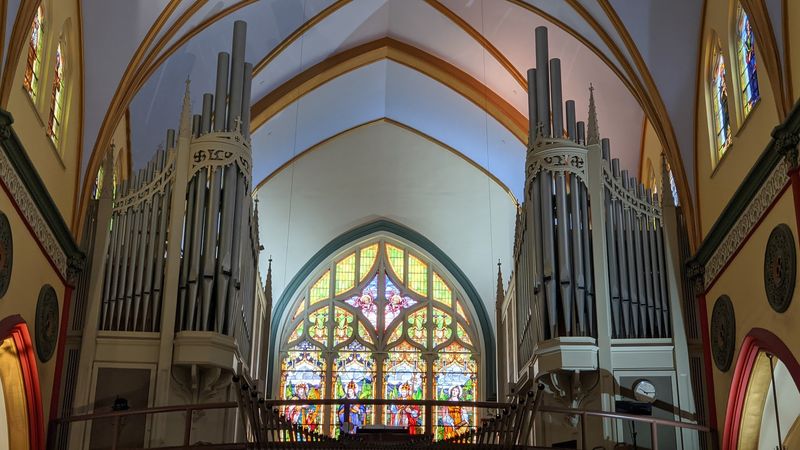 A Choir and Organ That Fill the Space Completely