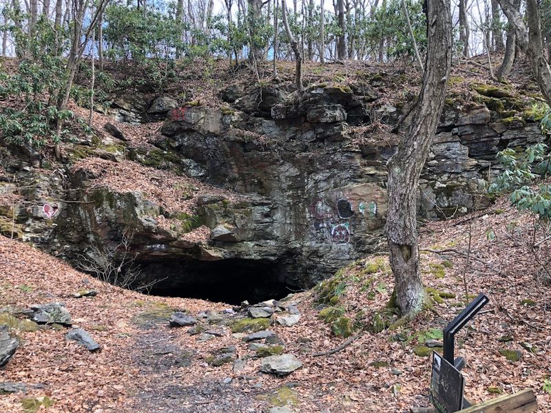 Marble Hill Ice Cave, Philippsburg