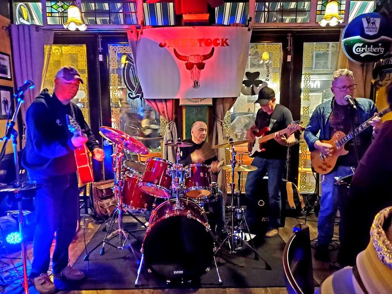 Live Music That Sets the Tone