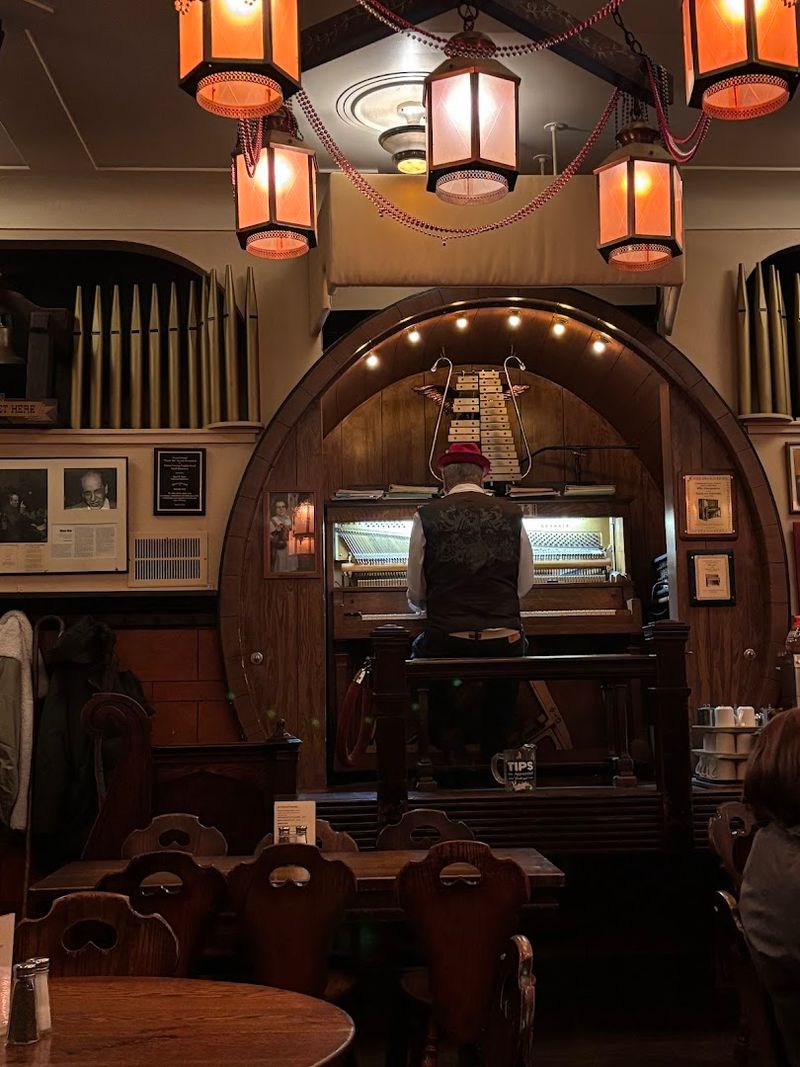 Friday and Saturday Piano Sing-Alongs That Bring the Room to Life